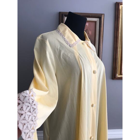 Vintage Vanity Fair buttery yellow house gown/ robe with lace detailing - Picture 1 of 10